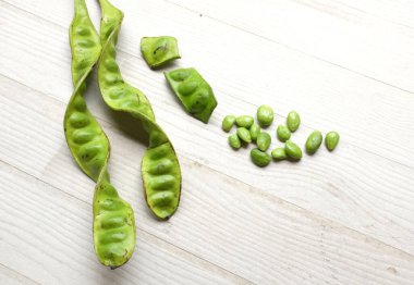 Acı fasulye, bükülmüş fasulye, kokuşmuş fasulye, sato, petai ya da pakria (parkia speciosa), ahşap bir masada yemek pişirmeye hazırlan. Tayland ve Asya 'nın malzemeleri için bitkiler .