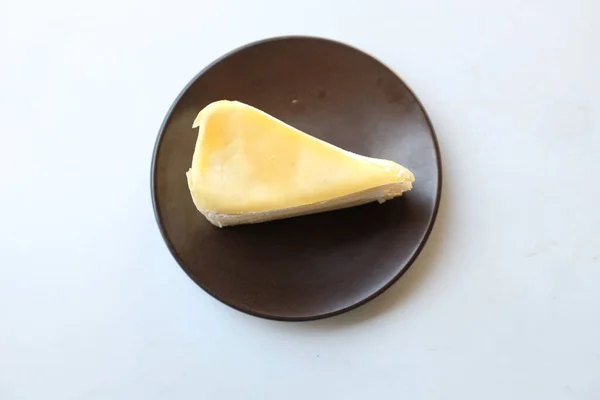 Draufsicht Und Flach Lag Eine Portion Geschichteter Käsekuchen Auf Einem — Stockfoto