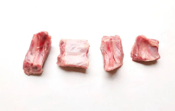 新鲜生猪排骨 骨上生肉 白色背景隔离 烹调概念及广告宣传食物概念 — 图库照片