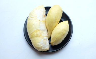 Tayland 'dan gelen Durio zibethinus murray (Durio zibethinus murray) etlerinin beyaz bir arkaplanda izole edilmiş parlak sarı ve taze kabuklu Durian postu.