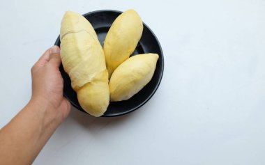 Tayland 'dan gelen Durio zibethinus murray (Durio zibethinus murray) etlerinin beyaz bir arkaplanda izole edilmiş parlak sarı ve taze kabuklu Durian postu.