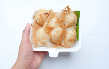 Khanom Krok ya da Tayland hindistan cevizi sütlü krep tabakta muz yaprağı. Tayland Tatlısı. Tayland 'da sokak yemeği