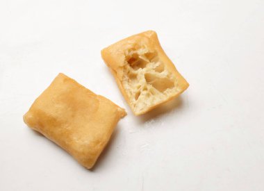 Bol yağda kızartılmış hamur çubuğu, kızarmış hamur (Padongo) kahvaltısı ya da geleneksel Tayland hamur çubuğunun üzerinde Çin çöreği çubukları Tayland 'da genel olarak kahvaltıdır. Tayland sokak yemekleri