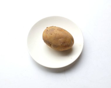Bir yığın taze çiğ patates (Solanum tuberosum) kafası ya da genç patates beyaz arka planda izole edilir