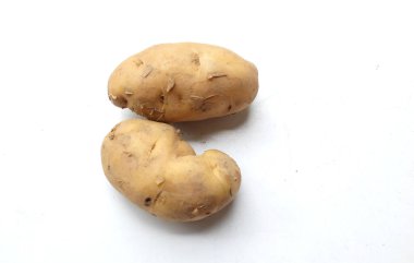 Bir yığın taze çiğ patates (Solanum tuberosum) kafası ya da genç patates beyaz arka planda izole edilir