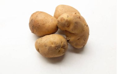 Bir yığın taze çiğ patates (Solanum tuberosum) kafası ya da genç patates beyaz arka planda izole edilir