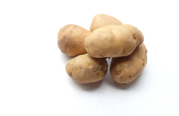 大堆新鲜生马铃薯 Solanum Tuberosum 头或白色背景的小土豆分离物 — 图库照片