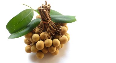 Taze olgun tatlı longan (dimocarpus longan) beyaz arka planda yaprak izole edilmiş meyveler. Taze doğal meyveler sağlıklı tropikal meyveler. Taze longan Thai meyveleri.