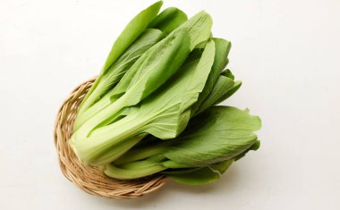 taze ve lezzetli yeşil yapraklar Bok choy, Çin lahanası, kanton marulu, küçük choy sum, yeşil pak choi, pak choi, (brassica chinensis var. Bambu sepetinde çingeneler.