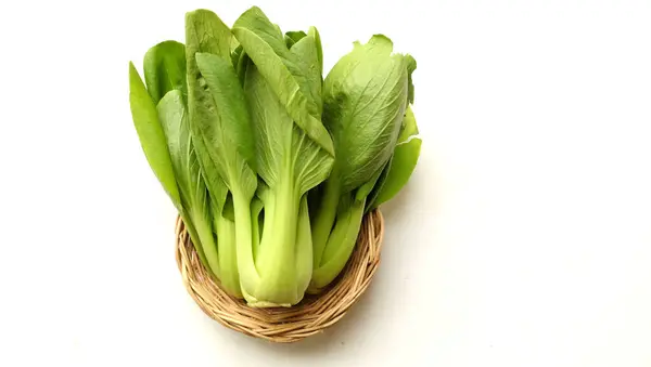 新鲜美味的绿叶Bok Choy 大白菜 广东菜 小菜和 Brassica Chinensis Var 中国的竹篮中的竹子 — 图库照片