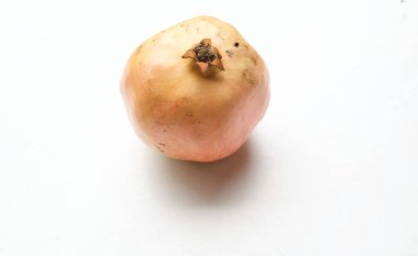 Taze olgun Nar, (Punica granatum), Nar, Granada, yeşil yapraklı, beyaz arka planda yalıtılmış. Sağlıklı meyve kavramı.