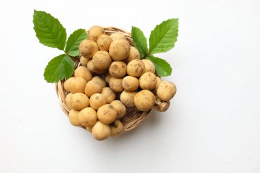 kopyalama alanı taze organik (lansium domesticum corr.) Longkong langsat meyvesi. Beyaz arka planda hasır sepette yaprak var. Tayland 'da tropik meyve. Sağlıklı meyve.