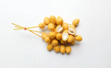 Üst ve düz palmiye uzanır Dactylifera veya beyaz arka planda izole hurma meyvesi