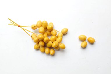 Üst ve düz palmiye uzanır Dactylifera veya beyaz arka planda izole hurma meyvesi