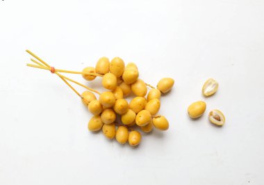 Üst ve düz palmiye uzanır Dactylifera veya beyaz arka planda izole hurma meyvesi