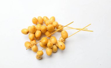 Üst ve düz palmiye uzanır Dactylifera veya beyaz arka planda izole hurma meyvesi