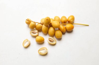 Üst ve düz palmiye uzanır Dactylifera veya beyaz arka planda izole hurma meyvesi