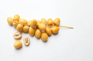 Üst ve düz palmiye uzanır Dactylifera veya beyaz arka planda izole hurma meyvesi