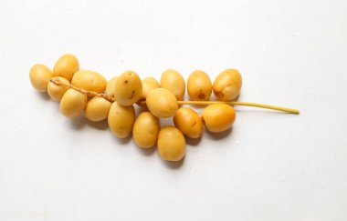 Üst ve düz palmiye uzanır Dactylifera veya beyaz arka planda izole hurma meyvesi