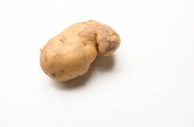 Bir yığın taze çiğ patates (Solanum tuberosum) kafası ya da genç patates beyaz arka planda izole edilir