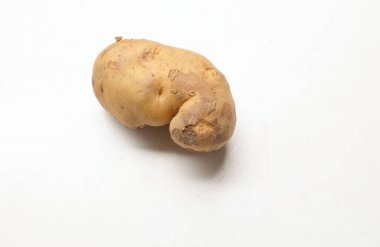 Bir yığın taze çiğ patates (Solanum tuberosum) kafası ya da genç patates beyaz arka planda izole edilir