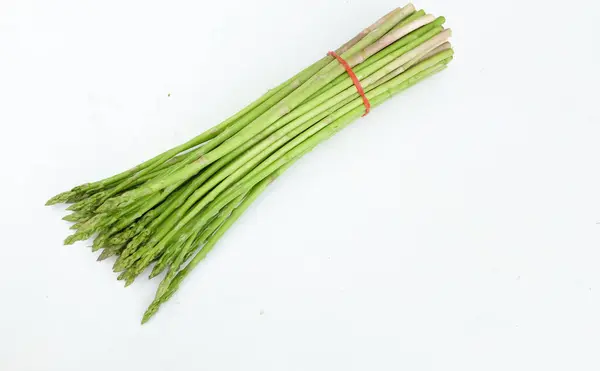 Świeże Zielone Surowe Warzywa Szparagi Asparagus Officinalis Izolować Białym Tle — Zdjęcie stockowe