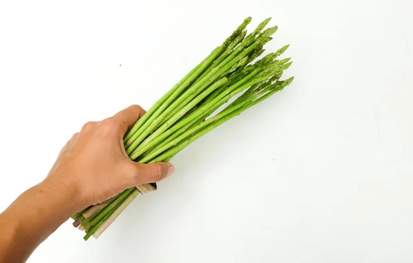 Der Hand Hält Eine Frau Einen Frischen Grünen Rohen Gemüsespargel — Stockfoto