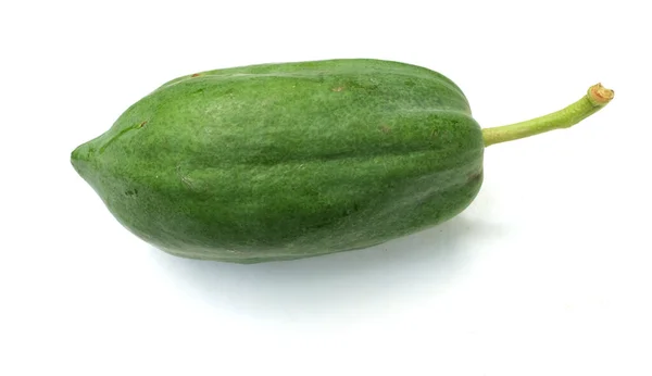 新鮮な緑の野菜Unripe緑パパイヤ 白い背景にスライスと半分隔離されたパパイヤ ビーガン健康的な食べ物 健康的な栄養のために野菜 — ストック写真