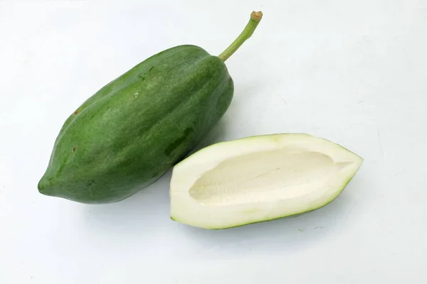 新鮮な緑の野菜Unripe緑パパイヤ 白い背景にスライスと半分隔離されたパパイヤ ビーガン健康的な食べ物 健康的な栄養のために野菜 — ストック写真