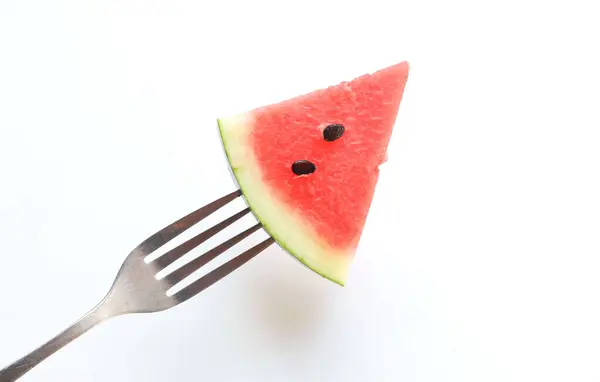 Çataldaki sulu kırmızı bir karpuz beyaz bir arkaplanda izole edilir. Sağlıklı yaz yemekleri ve meyve fikirleri.