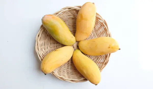 熟した熟した黄色いマンゴーマハイヤックマンゴー Mangifera India と白い背景に隔離されたウィッカーバスケットの葉 タイの健康的なフルーツ 夏のフルーツ — ストック写真