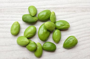 Acı fasulye, bükülmüş fasulye, kokuşmuş fasulye, sato, petai ya da pakria (parkia speciosa), ahşap bir masada yemek pişirmeye hazırlan. Tayland ve Asya 'nın malzemeleri için bitkiler 