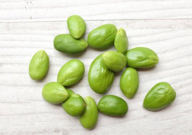 Acı fasulye, bükülmüş fasulye, kokuşmuş fasulye, sato, petai ya da pakria (parkia speciosa), ahşap bir masada yemek pişirmeye hazırlan. Tayland ve Asya 'nın malzemeleri için bitkiler 