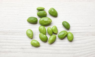 Acı fasulye, bükülmüş fasulye, kokuşmuş fasulye, sato, petai ya da pakria (parkia speciosa), ahşap bir masada yemek pişirmeye hazırlan. Tayland ve Asya 'nın malzemeleri için bitkiler 