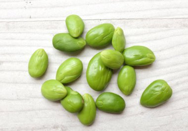 Acı fasulye, bükülmüş fasulye, kokuşmuş fasulye, sato, petai ya da pakria (parkia speciosa), ahşap bir masada yemek pişirmeye hazırlan. Tayland ve Asya 'nın malzemeleri için bitkiler 