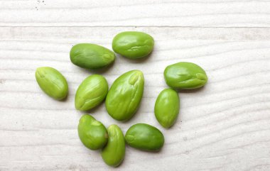 Acı fasulye, bükülmüş fasulye, kokuşmuş fasulye, sato, petai ya da pakria (parkia speciosa), ahşap bir masada yemek pişirmeye hazırlan. Tayland ve Asya 'nın malzemeleri için bitkiler 