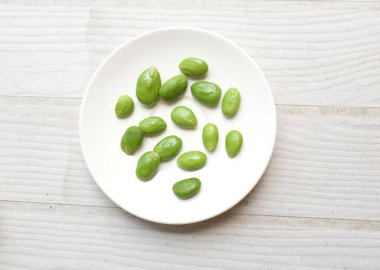Acı fasulye, bükülmüş fasulye, kokuşmuş fasulye, sato, petai ya da pakria (parkia speciosa), ahşap bir masada yemek pişirmeye hazırlan. Tayland ve Asya 'nın malzemeleri için bitkiler 