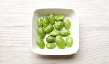 Acı fasulye, bükülmüş fasulye, kokuşmuş fasulye, sato, petai ya da pakria (parkia speciosa), ahşap bir masada yemek pişirmeye hazırlan. Tayland ve Asya 'nın malzemeleri için bitkiler 