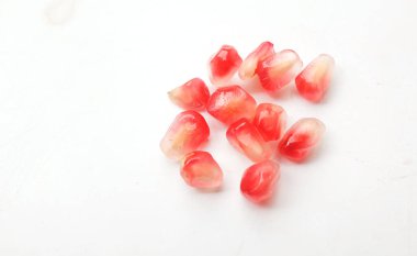 Üst görünüm taze olgun bir nar, (Punica granatum), nar, Granada, yeşil yapraklı yarı yalıtılmış beyaz arka fon üzerinde. Sağlıklı meyve kavramı.