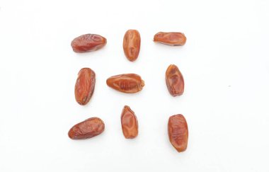 Üst ve düz bir yığın lezzetli kuru hurma ya da palmiye veya palmiye anka kuşu Dactylifera meyvesi beyaz bir arka planda izole edilir. Atıştırmalık sağlıklı, Arap yemeği, tropikal meyve