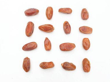 Üst ve düz bir yığın lezzetli kuru hurma ya da palmiye veya palmiye anka kuşu Dactylifera meyvesi beyaz bir arka planda izole edilir. Atıştırmalık sağlıklı, Arap yemeği, tropikal meyve