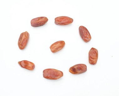 Üst ve düz bir yığın lezzetli kuru hurma ya da palmiye veya palmiye anka kuşu Dactylifera meyvesi beyaz bir arka planda izole edilir. Atıştırmalık sağlıklı, Arap yemeği, tropikal meyve