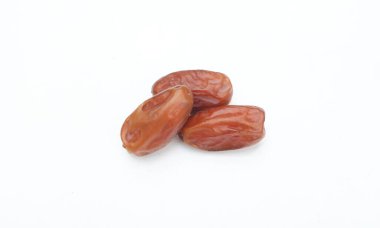Üst ve düz bir yığın lezzetli kuru hurma ya da palmiye veya palmiye anka kuşu Dactylifera meyvesi beyaz bir arka planda izole edilir. Atıştırmalık sağlıklı, Arap yemeği, tropikal meyve