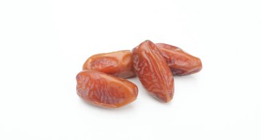 Üst ve düz bir yığın lezzetli kuru hurma ya da palmiye veya palmiye anka kuşu Dactylifera meyvesi beyaz bir arka planda izole edilir. Atıştırmalık sağlıklı, Arap yemeği, tropikal meyve