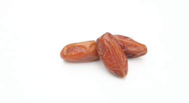 Üst ve düz bir yığın lezzetli kuru hurma ya da palmiye veya palmiye anka kuşu Dactylifera meyvesi beyaz bir arka planda izole edilir. Atıştırmalık sağlıklı, Arap yemeği, tropikal meyve