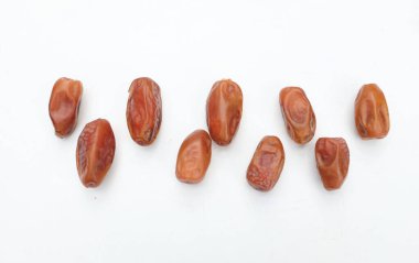 Üst ve düz bir yığın lezzetli kuru hurma ya da palmiye veya palmiye anka kuşu Dactylifera meyvesi beyaz bir arka planda izole edilir. Atıştırmalık sağlıklı, Arap yemeği, tropikal meyve