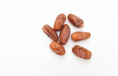 Üst ve düz bir yığın lezzetli kuru hurma ya da palmiye veya palmiye anka kuşu Dactylifera meyvesi beyaz bir arka planda izole edilir. Atıştırmalık sağlıklı, Arap yemeği, tropikal meyve
