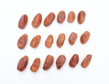 Üst ve düz bir yığın lezzetli kuru hurma ya da palmiye veya palmiye anka kuşu Dactylifera meyvesi beyaz bir arka planda izole edilir. Atıştırmalık sağlıklı, Arap yemeği, tropikal meyve