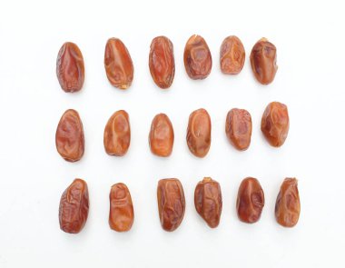 Üst ve düz bir yığın lezzetli kuru hurma ya da palmiye veya palmiye anka kuşu Dactylifera meyvesi beyaz bir arka planda izole edilir. Atıştırmalık sağlıklı, Arap yemeği, tropikal meyve