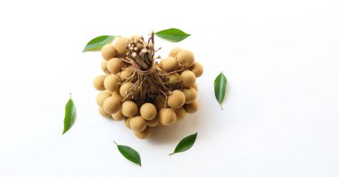 Taze olgun tatlı longan (dimocarpus longan) beyaz arka planda yaprak izole edilmiş meyveler. Taze doğal meyveler sağlıklı tropikal meyveler. Taze longan Thai meyveleri.